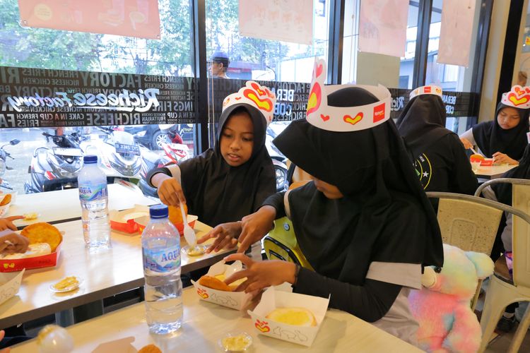Anak-anak Majelis Taklim Nurul Hidayah, Sepatan Timur, Kabupaten Tangerang, Banten, mengikuti kegiatan Pojok Literasi Kak Rara yang digagas CSR PIK 2 dengan kegiatan menggambar dan pelajaran membuat burger di Richeese Cipondoh, Kota Tangerang, Banten, Senin (29/9/2025). 