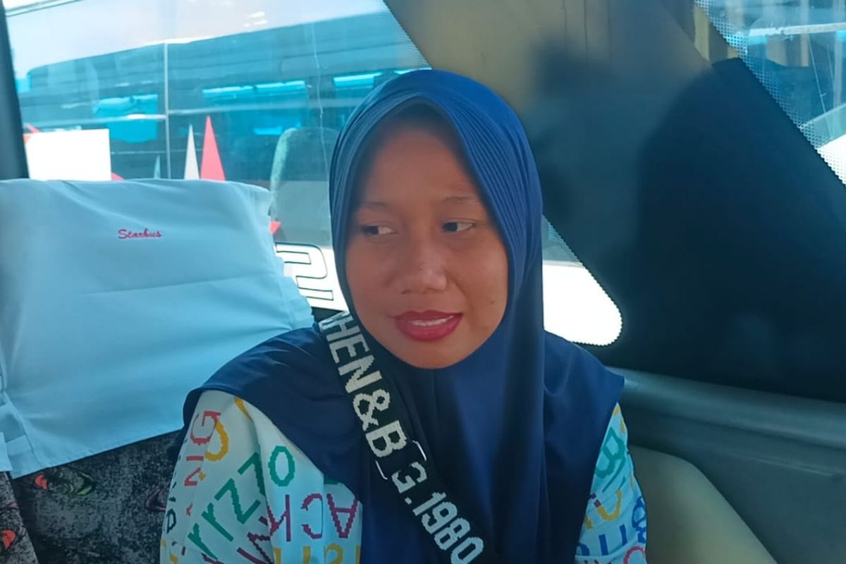 Rini Hariyani (32), salah satu peserta mudik gratis Pemerintah Provinsi (Pemprov) DKI Jakarta yang berangkat dari Monas, Jakarta Pusat, Senin (17/4/2023).
