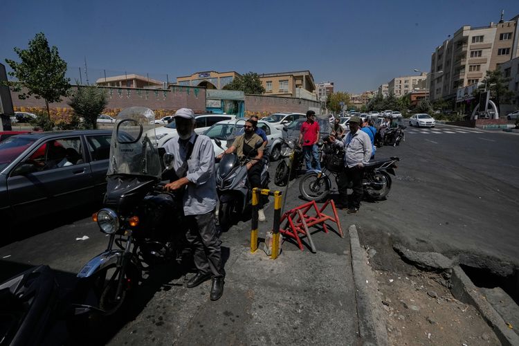 Antrean SPBU Mengular di Teheran, Warga Panic Buying akibat Sanksi AS