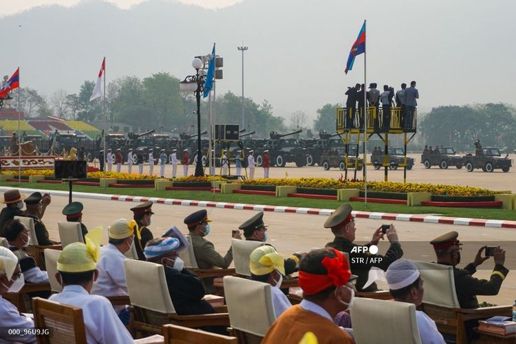 Para tamu menyaksikan parade militer yang diadakan junta militer Myanmar untuk memperingati Hari Angkatan Bersenjata di Naypyidaw, Sabtu (27/3/2021).