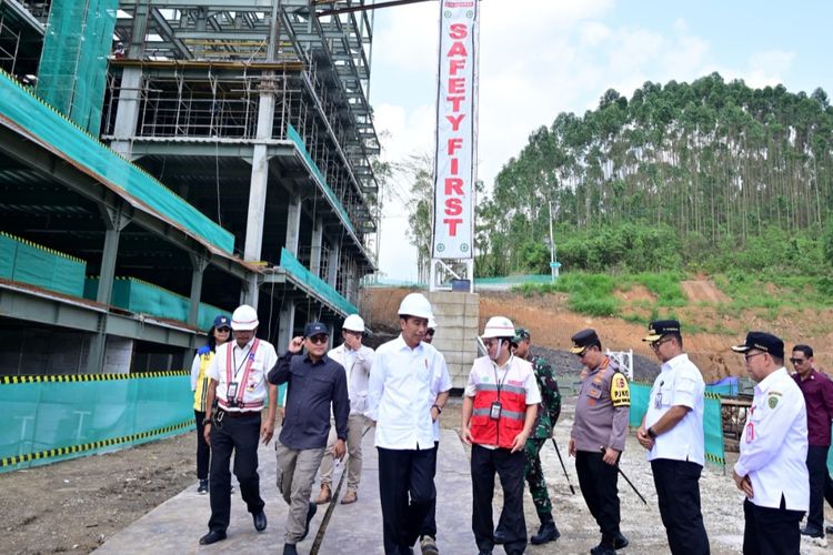 Presiden Joko Widodo saat meninjau progres pembangunan Hotel Nusantara di IKN, Penajam Paser Utara, Kalimantan Timur,  Rabu (20/12/2023). 