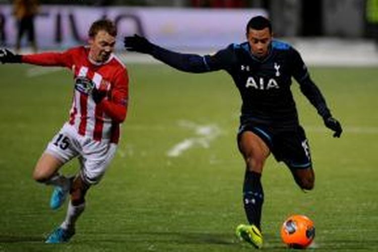 Pemain Tottenham Hotspur, Moussa Dembele, berebut bola dengan salah satu pemain Tromso pada pertandingan lanjutan penyisihan Grup K Liga Europa, Kamis atau Jumat (29/11/2013) dini hari WIB.