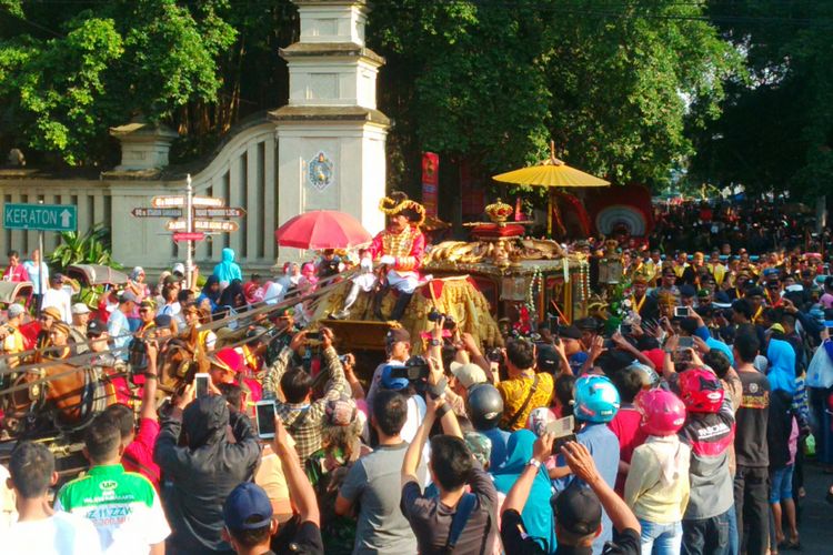 Raja Keraton Kasunanan Surakarta Hadiningrat, SISKS Paku Buwono XIII, Hangabehi dan permaisurinya, KRAy Pradapaningsih mengikuti Kirab Agung di Solo, Jawa Tengah, Sabtu (5/5/2018).