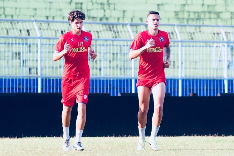 Dua pemain asing dari Brasil Hugo Gilherme Correa Grillo dan Pedro Henrique Bartoli Jardim mengikuti latihan bersama Arema FC di Stadion Kanjuruhan Kabupaten Malang, Jawa Timur, Selasa (18/08/2020) sore.