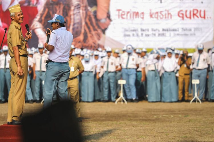 Ganjar Pranowo saat Upacara Hari Guru di SMAN 1 Semarang, Senin (25/11/2019).