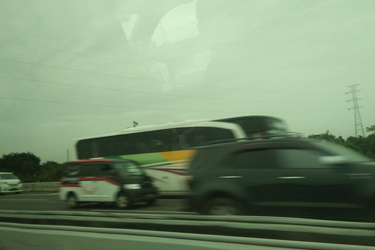 Arus lalu lintas di tol Jakarta-Cikampek Km 52 arah Jakarta menuju Cikampek, Jumat (23/12/2022).