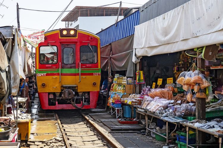 Ilustrasi Maeklong Railway Market di Thailand.