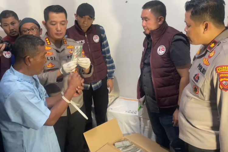 Kapolresta Bandung Kombes Pol Aldi Subartono saat melakukan penggerebekan di sebuah rumah di Kompelek Griya Bandung Asri (GBA), Desa Cipagalo, Kecamatan Bojongsoang, Kabupaten Bandung, Jawa Barat, yang dijadikan tempat penyimpanan obat-obatan terlarang, Jumat malam