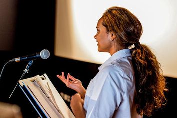 5 Langkah Cara Menyusun Teks Pidato Persuasif yang Mampu Menarik Audiens