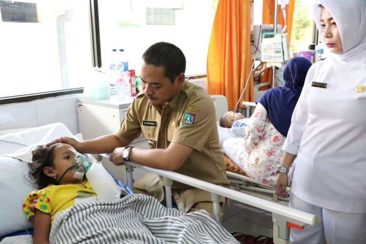 Wakil Bupati Jombang, Sumrambah, saat memantau kondisi pasien DBD di RSUD Jombang, Senin (4/2/2019).