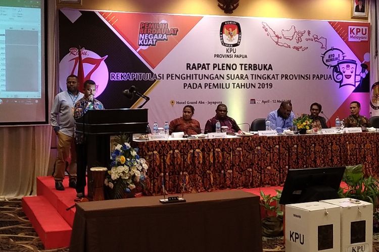 Pembacaan hasil rekapitulasi suara Pilpres di Kabupaten Keerom, saat mengikuti Rapat Pleno Terbuka Rekapitulasi Suara Provinsi Papua pada Pemilu 2019, di Kota Jayapura, Jumat (10/05/2019)