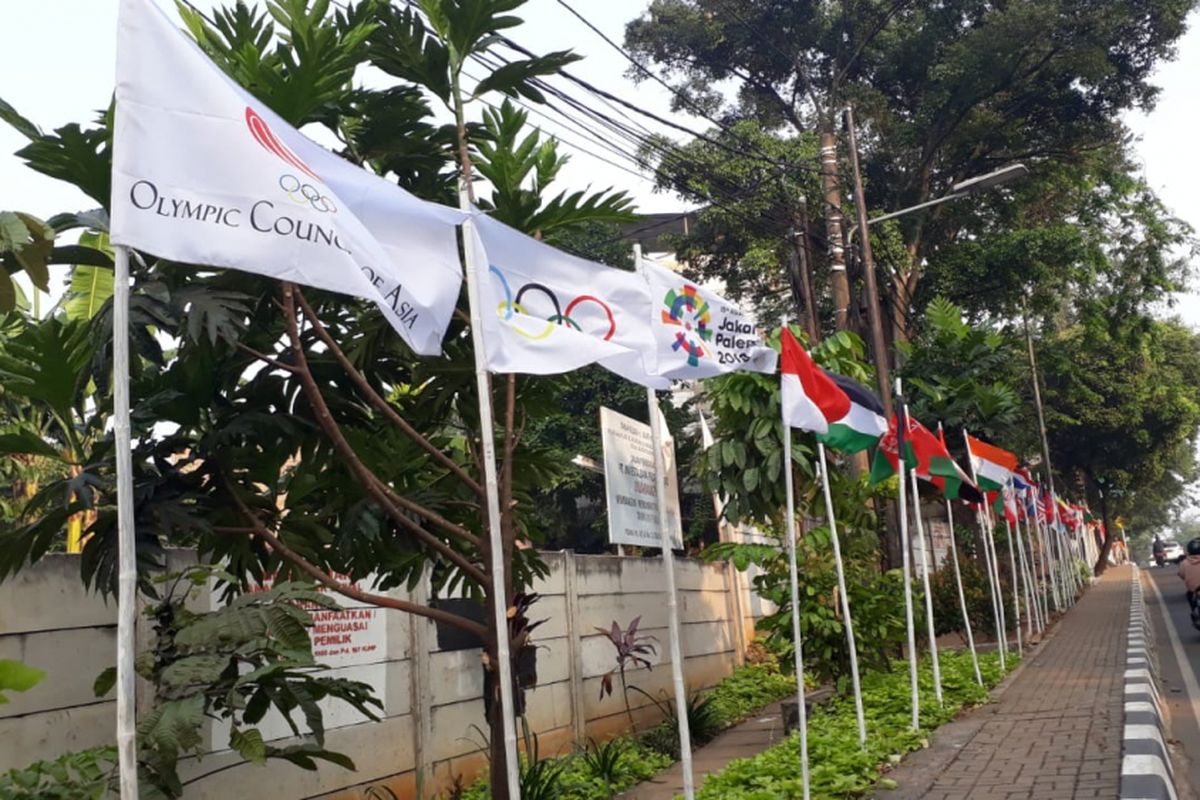 Deretan bendera negara peserta Asian Games 2018 di Jalan TB Simatupang, Jakarta Selatan. Foto diambil Minggu (29/7/2018).
