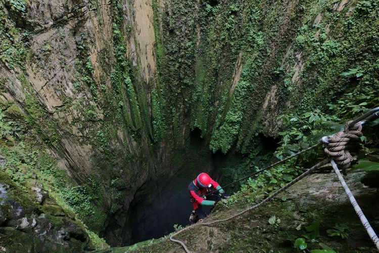 Gua Hatusaka di Taman Nasional Manusela menjadi gua terdalam di Indonesia.
