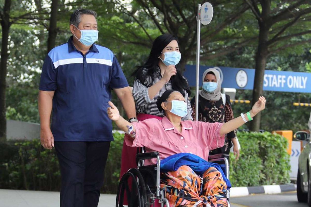 Ani Yudhoyono didampingi oleh Presiden keenam RI Susilo Bambang Yudhoyono dan menantunya Anissa Pohan saat keluar dari ruang perawatan di National Universtiy Hospital, Singapura, Kamis (16/5/2019).