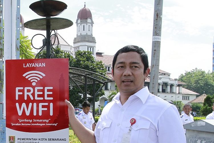 Wali Kota Semarang Hendrar Prihadi sedang menginformasikan fasilitas layanan Wifi gratis di sekitar Simpang Lima Kota Semarang