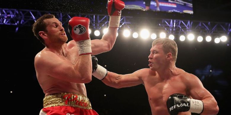 Alexander Povetkin (kanan) membantai petinju Inggris, David Price