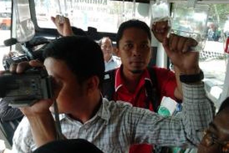 Beberapa penumpang pertama yang turut dalam bus Transbalikpapan, Jumat (2/5/2014).