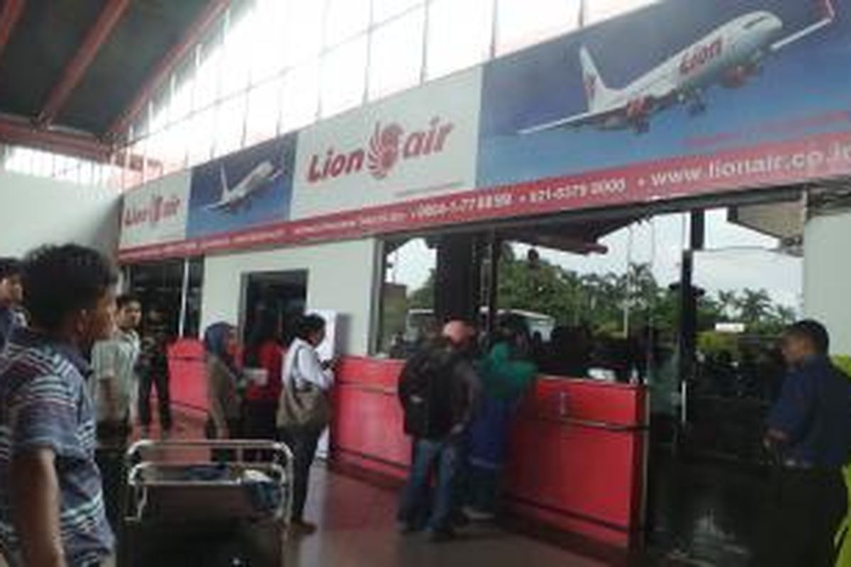 Loket Lion Air di terminal 1B Bandara Soekarno Hatta, Cengkareng, Tengerang. Kamis (19/2/2015).