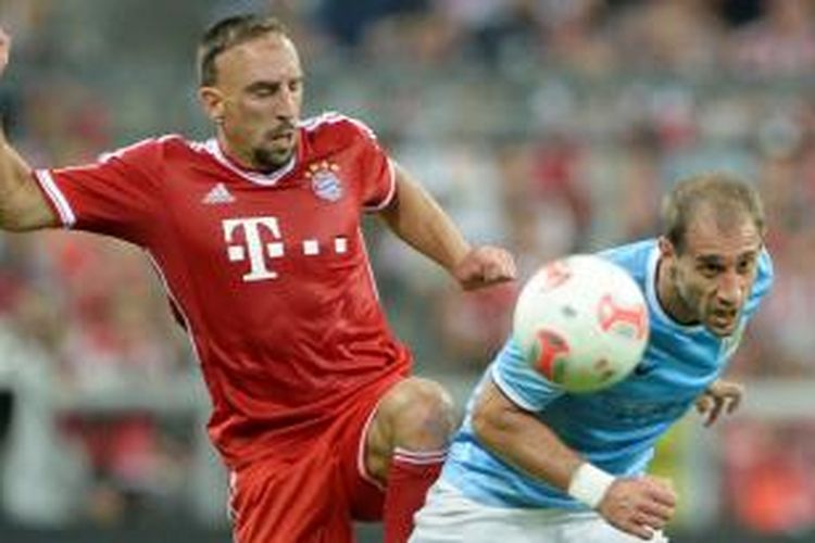 Gelandang Bayern Muenchen, Franck Ribery (kiri), duel dengan bek Manchester City, Pablo Zabaleta, pada final Audi Cup di Allianz Arena, Kamis atau Jumat (2/8/2013) dini hari WIB. Bayern akhirnya tampil sebagai juara setelah menang 2-1.