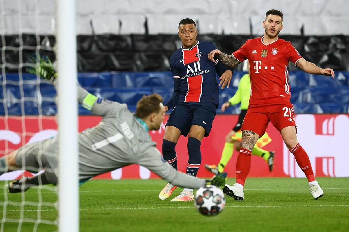 Kiper Bayern Muenchen Manuel Neuer mencoba menghalau bola yang ditendang oleh penyerang Paris Saint-Germain (PSG) Kylian Mbappe (tengah) di sebelah bek Bayern, Lucas Hernandez (kanan), dalam laga leg kedua perempat final Liga Champions antara PSG vs Bayern di Stadion Parc des Princes di Paris pada 13 April 2021.