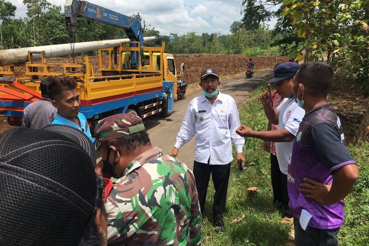 Suasana pencabutan tiang-tiang lampu penerangan jalan di Desa Guwo, Kecamatan Tlogowungu, Kabupaten Pati, Jawa Tengah beberapa waktu lalu.