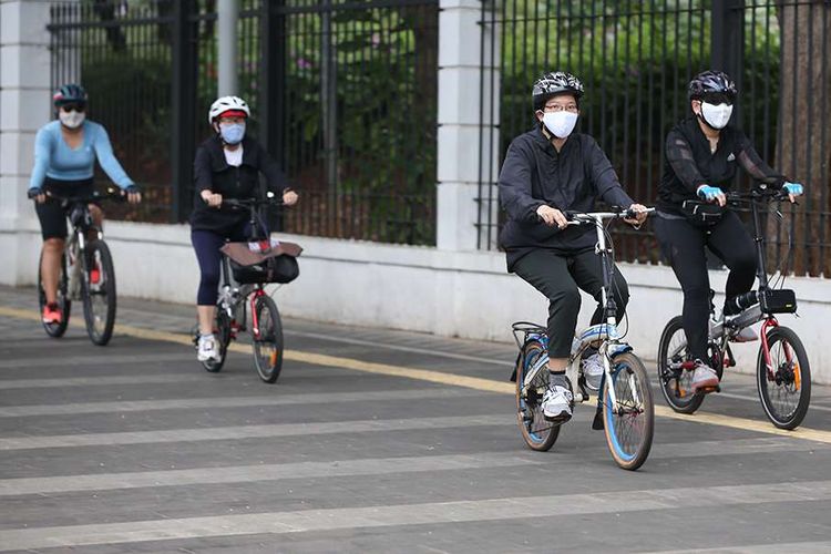 Warga bersepeda di Jalan Jenderal Sudirman, Jakarta, Senin (21/9/2020). Menteri Perhubungan Budi Karya Sumadi menerbitkan Peraturan Menteri Perhubungan Nomor 59 Tahun 2020 tentang Keselamatan Pesepeda di Jalan.