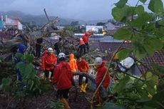 Pohon Tumbang Timpa 4 Rumah di Sumedang, Satu Keluarga Harus Mengungsi