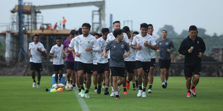 Untuk persiapan Piala AFF 2022, Timnas Indonesia senior melakukan TC di Bali. Pemain mulai latihan hari pertama di Training Ground Bali United, Pantai Purnama Gianyar, Senin (28/11/2022) sore.