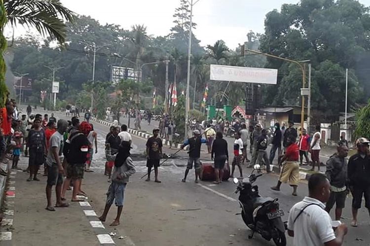 Aksi blokade jalan oleh masyarakat Papua di Manokwari, terhadap tindakan rasisme yang terjadi terhadap mahasiswa Papua di Surabaya.