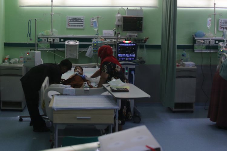 Salah satu pasien gangguan ginjal accute sedang di rawat di ruwang icu anak RSUZA Banda Aceh, Kamis (20/10/2022). *** Local Caption *** Banda Aceh