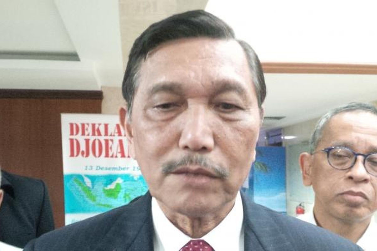 Menteri Koordinator Bidang Kemaritiminan dan Sumber Daya Luhut Binsar Padjaitan, di Kantor Kemenko Maritim dan Sumber Daya, Jakarta, (16/8)