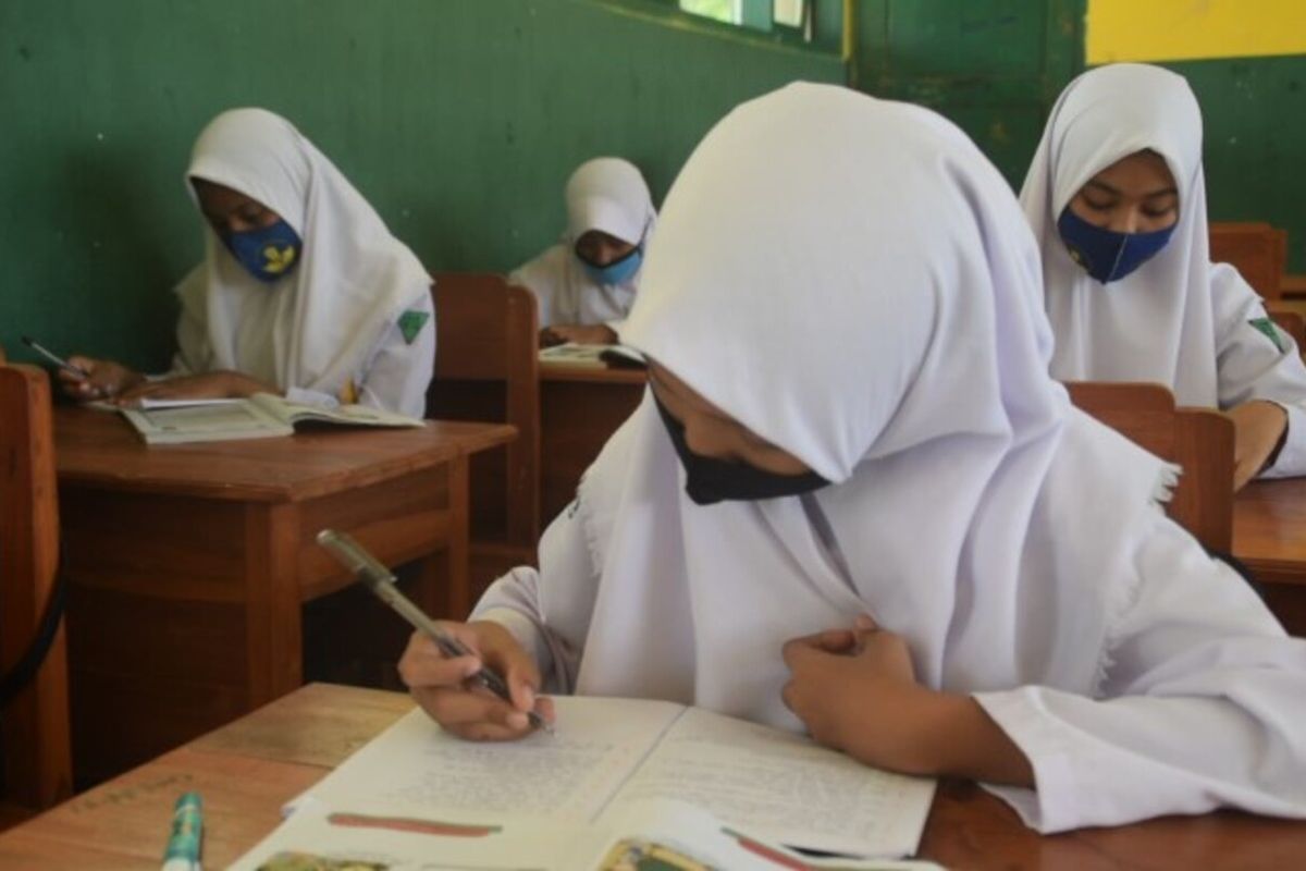 Dinas Pendidikan Kabupaten Buton Selatan, Sulawesi Tenggara, terpaksa memperbolehkan belajar dengan tatap muka di seluruh sekolah SMP dan Sekolah Dasar sejak 13 Juli 2020 lalu.  Tindakan ini dilakukan karena banyaknya  siswa dan orangtua siswa yang meminta untuk sekolah tetap dibuka dengan belajar tatap muka.