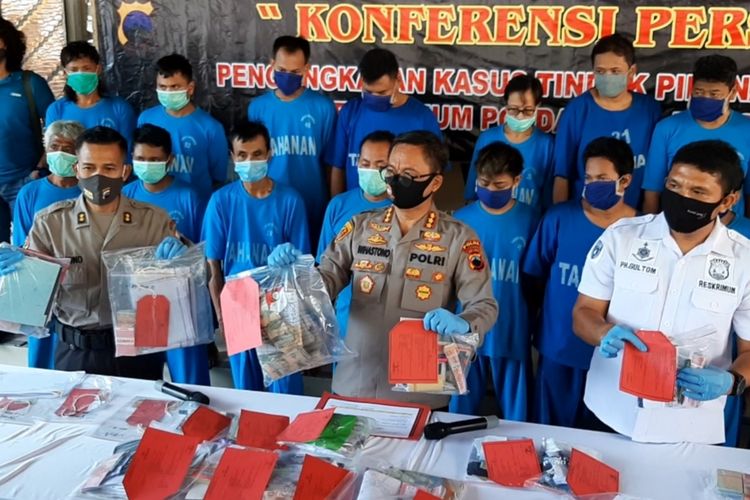 Direktur Reserse Kriminal Umum (Dirreskrimum) Polda Jateng,  Kombes Pol Wihastono Yoga Pranoto (tengah) saat gelar perkara di Mapolda Jateng, Rabu (29/6/2020).