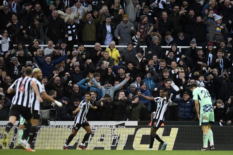 Newcastle United melanjutkan perjuangan mereka di papan atas klasemen setelah mengalahkan Fulham 1-0 pada lanjutan laga Liga Inggris, Minggu (15/1/2023). Alexander Isak mencetak gol penentu kemenanganThe Magpies.