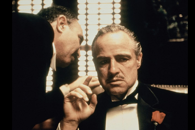Aktor Marlon Brando sebagai Don Corleone dalam film The Godfather (1972).