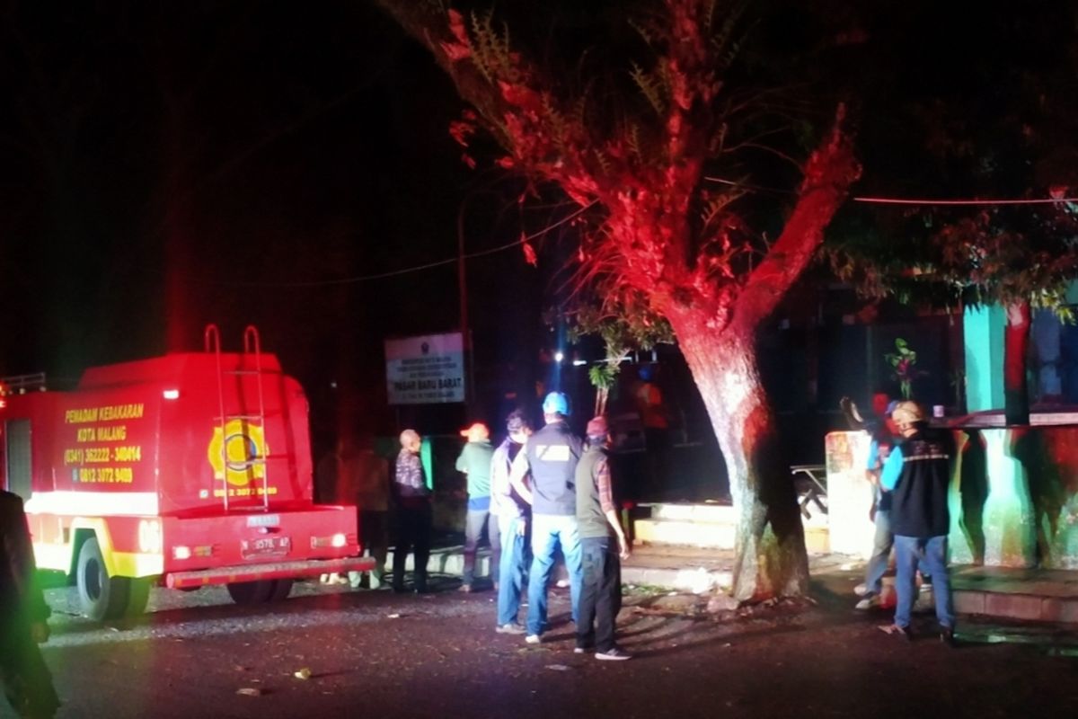 Kebakaran melanda Pasar Baru Barat di kawasan Comboran, Kota Malang, Jawa Timur pada Jumat (13/9/2024) sekitar pukul 18.00 WIB.  