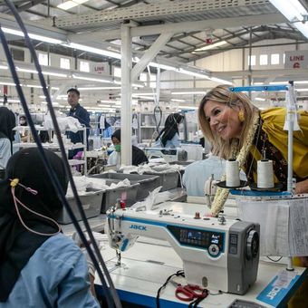 Penasihat Khusus Sekretaris Jenderal PBB untuk Kesehatan Finansial (UNSGSA) yang juga Ratu Belanda Maxima Zorreguieta Cerruti (kanan) berbincang dengan pekerja pabrik saat melakukan kunjungan di pabrik konveksi PT. Glory Industrial Sragen, Jawa Tengah, Selasa (25/11/2025). Kunjungan Ratu Maxima tersebut untuk memantau program Reimagining Industries to Support Equality (RISE) dalam upaya meningkatkan kesehatan finansial para pekerja industri garmen dan alas kaki sejumlah merek pakaian internasional. ANTARA FOTO/Mohammad Ayudha/bar