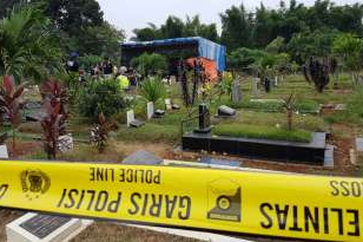 Polisi membongkar makam DF (7), murid SD di Ciledug, Kota Tangerang, yang diduga meninggal dengan kondisi tak wajar, Senin (24/10/2016). Rencananya, jenazah DF akan diperiksa lagi guna memastikan penyebab kematiannya.