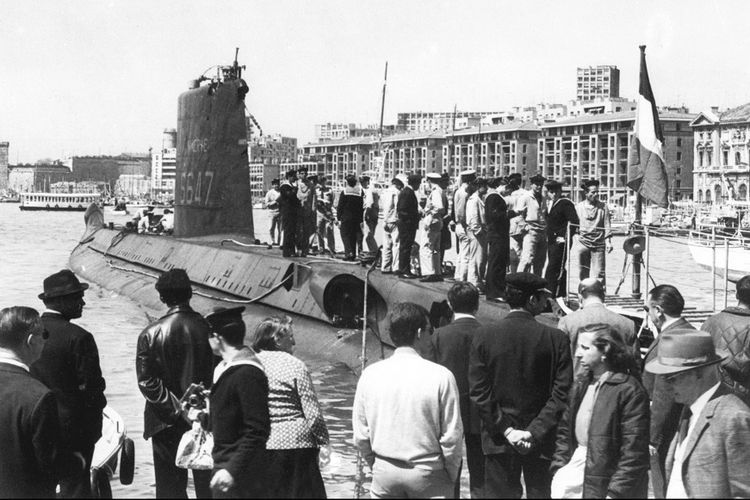 Foto yang diambil pada 1960-an memperlihatkan kapal selam Minerve milik Perancis saat berlabuh di pelabuhan Marseille.