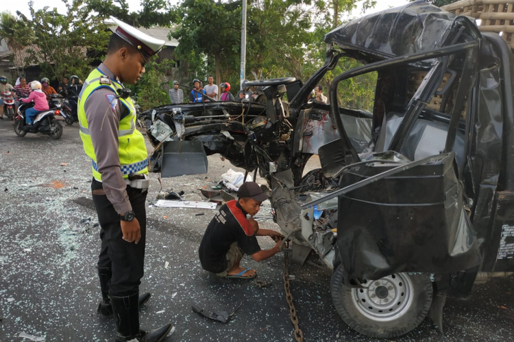 Mobil pick up yang terlibat kecelakaan lalu lintas kontra truk pengangkut amunisi milik Pindad di Kabupaten Kediri, Jawa Timur, Selasa (16/10/2018).