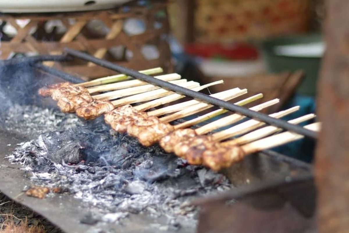 Sate lilit khas Bali di sebuah warung di Kelurahan Kampung Tinggi, Kecamatan Buleleng, Kabupaten Buleleng, Bali.