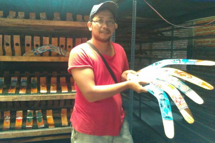 Andre Trinanda Kusuma, Warga Kelurahan Blindungan, Kecamatan Bondowoso, Kabupaten Bondowoso, Jawa Timur, Menunjukkan Handicraft Khas Aborigin. Handicraft Milik Andre Sudah Diekspor Ke Australia.