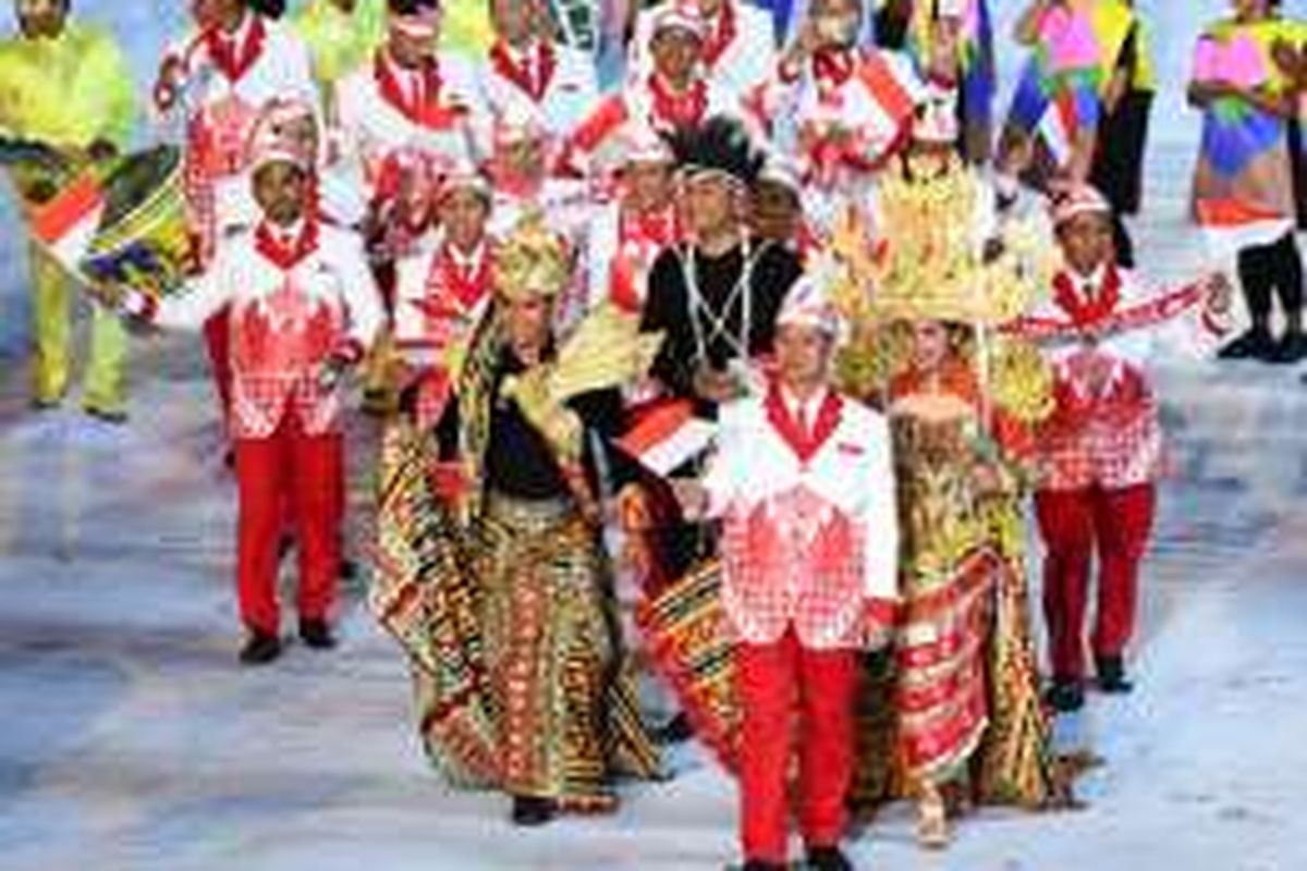 Kostum Indonesia saat defile pembukaan Olimpiade 2016, Jumat (5/8/2016). 