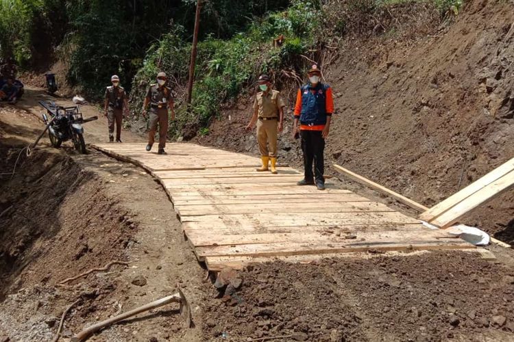 Akses jalan yang sempat tertutup akibat longsor di Desa Kutabumi, Kecamatan Cimanggu, Kabupaten Cilacap, Jawa Tengah, mulai terbuka, Senin (11/4/2022).