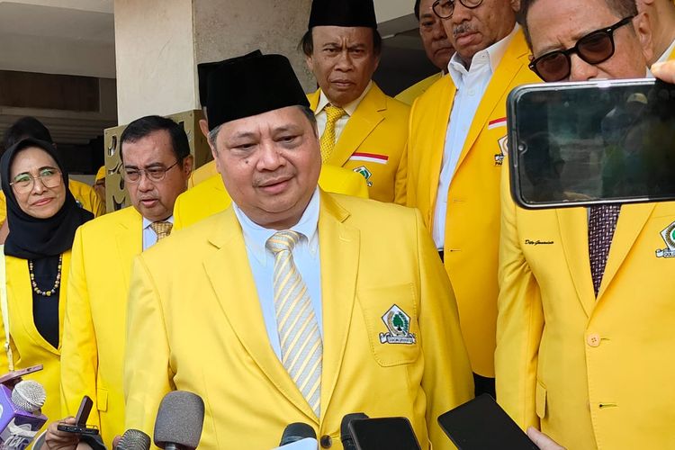 Ketua Umum Partai Golkar Airlangga Hartarto ditemui di TMP Kalibata, Jakarta Selatan, Jumat (20/10/2023).