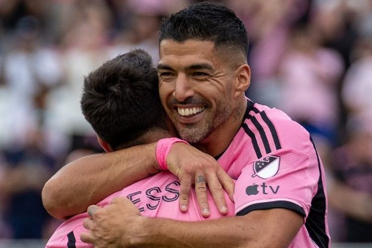 Pemain Inter Miami, Luis Suarez dan Lionel Messi, berselebrasi seusai mencetak gol dalam lanjutan MLS antara Orlando City vs Inter Miami di Stadion Chase pada 2 Maret 2024.