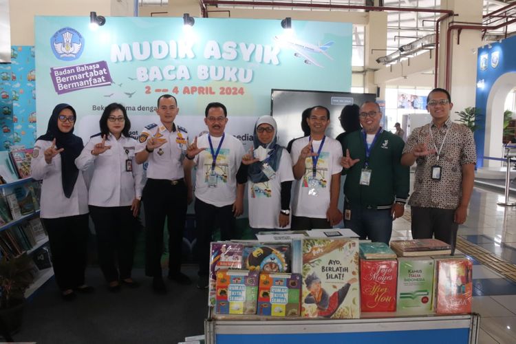 Badan Pengembangan dan Pembinaan Bahasa menggelar program literasi bertajuk ?Mudik Asyik Baca Buku Tahun 2024? di Terminal Terpadu Pulo Gebang, Jakarta Timur, Selasa (2/4/2024). 