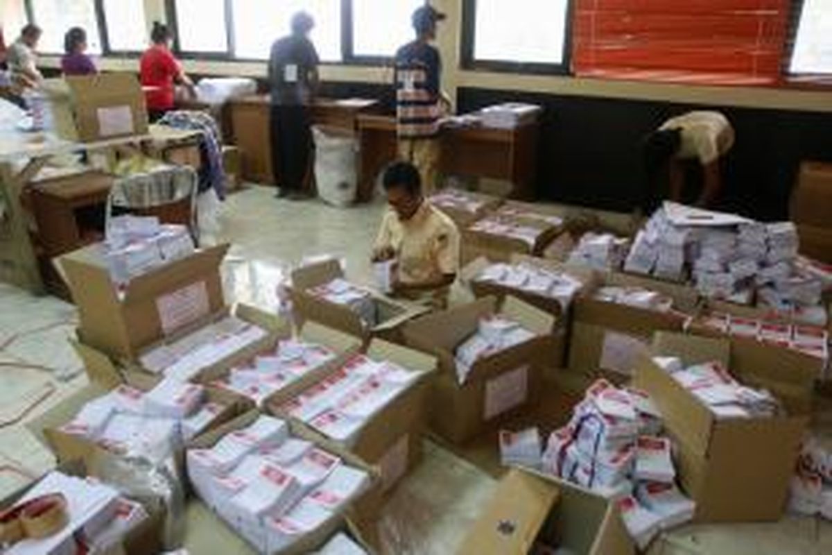 Petugas melipat surat suara Pemilu 2014 di Kantor Komisi Pemilihan Umum Kota Jakarta Selatan, Selasa (11/3/2014). Surat suara yang terdiri dari DPR, DPRD, dan DPD ini akan didistribusikan ke sepuluh Panitia Pemilihan Kecamatan di Jakarta Selatan. KOMPAS IMAGES/KRISTIANTO PURNOMO 