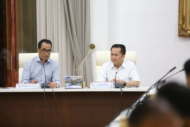 Penjabat (Pj) Gubernur Sumatera Selatan (Sumsel) Agus Fatoni dalam Rapat Koordinasi (Rakor) Percepatan Reaktivasi Bandara Gatot Subroto Way Kanan melalui zoom meeting, Jumat (22/3/2024).