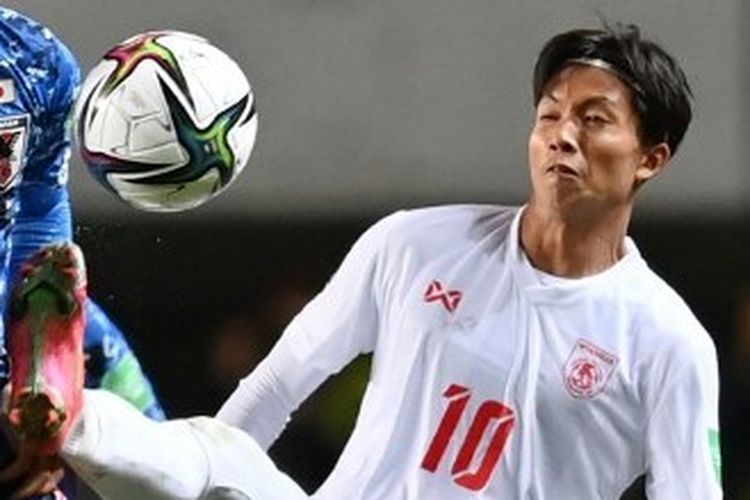 Striker Myanmar Win Naing Tun dalam pertandingan melawan Jepang di Kualifikasi Piala Dunia 2022, 28 Mei 2021. Win Naing Tun kini resmi menjadi pemain Borneo FC.